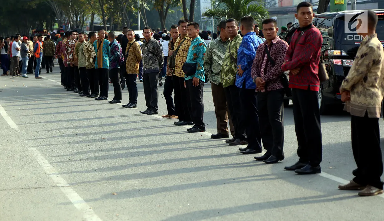 Aparat berbatik melakukan pengamanan saat geladi resik kirab ngunduh mantu Kahiyang-Bobby di Medan, Rabu (22/11). Kirab tersebut dimulai dari Medan International Convention Center menuju Bukit Hijau Regency Taman Setia Budi. (Liputan6.com/Johan Tallo)