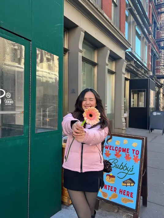 Ia pun memegang bunga matahari dengan senyum paling manis [instagram/bebytsabina]