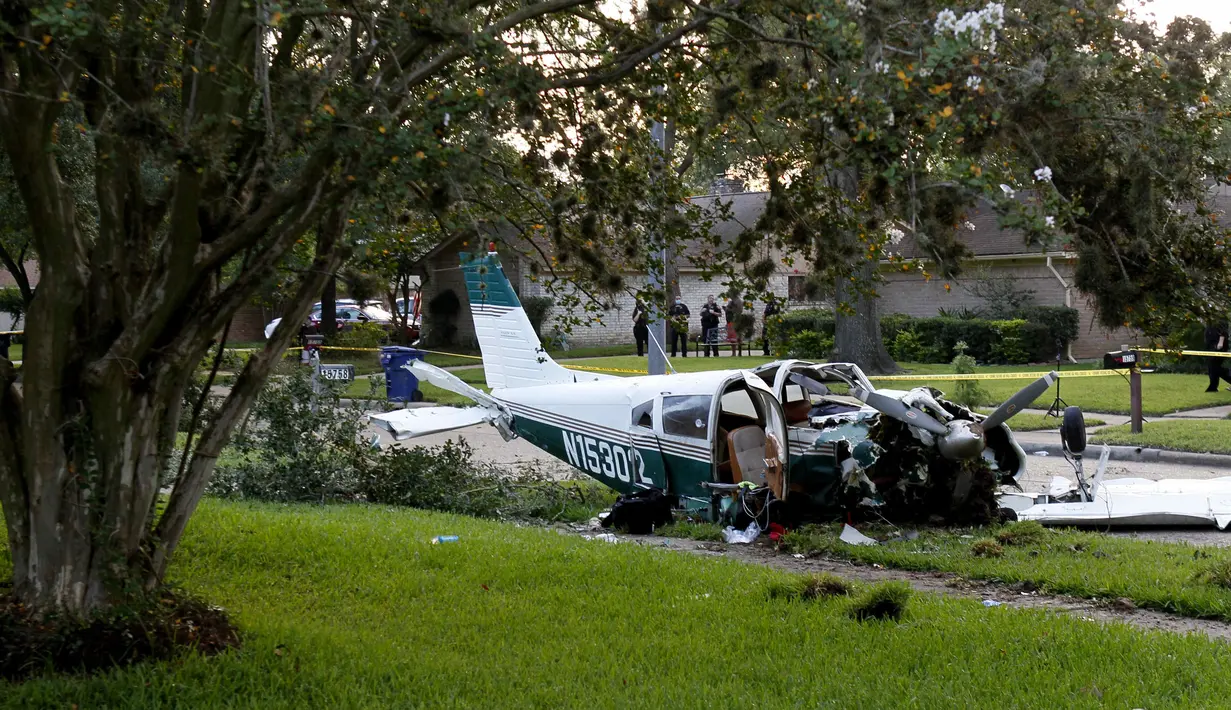 Pesawat yang hancur setelah kecelakaan di daerah Houston di Texas, Amerika Serikat (AS) (28/7/2020). Dua orang terluka ketika pesawat kecil itu jatuh pada Selasa (28/7) pagi di sebuah permukiman di Houston. (Xinhua/Steven Song)