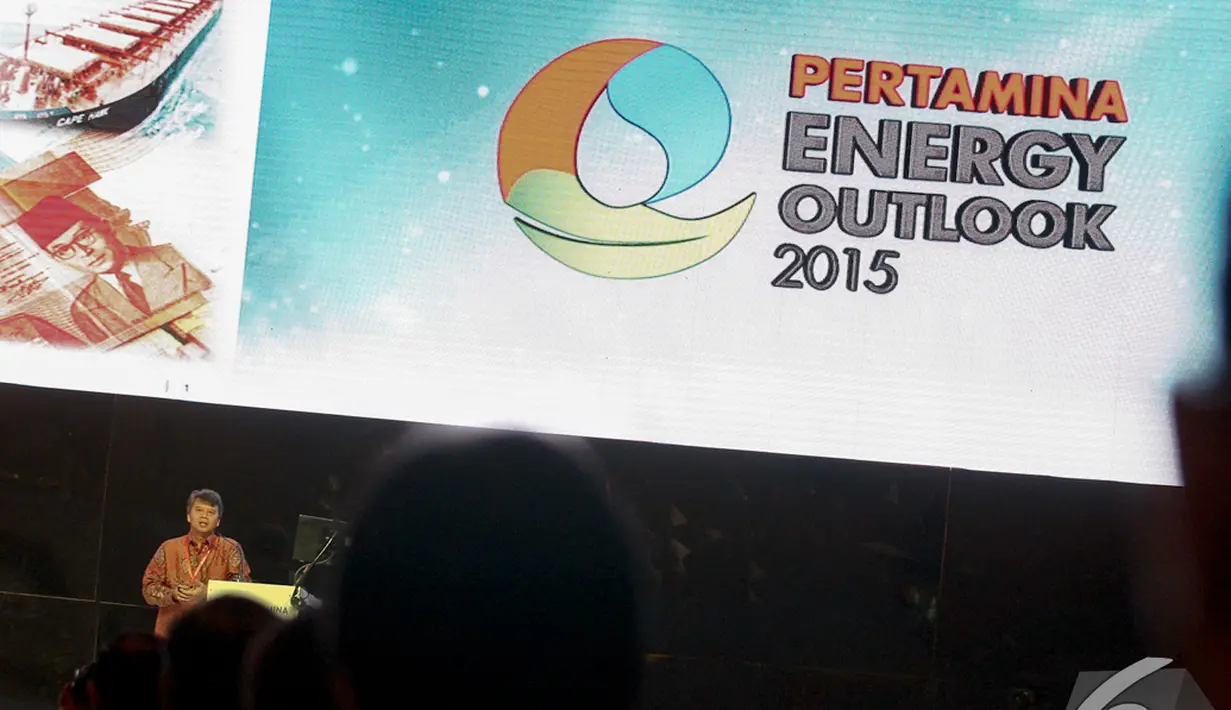 Widhyawan Prawiraatmadja menjelaskan presentasinya pada Pertamina Energy Outlook 2015 di Ballroom 3 Pacific Place, Jakarta, Rabu (3/12/2014). (Liputan6.com/Faizal Fanani)