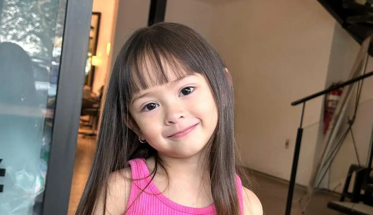 Sophia yang Oktober nanti akan berusia 4 tahun tampak menggemaskan dengan poni barunya. [Instagram/yaswildblood]