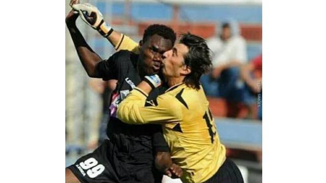 6 Momen Apes saat Main Sepak Bola Ini Bikin Senyum Tipis