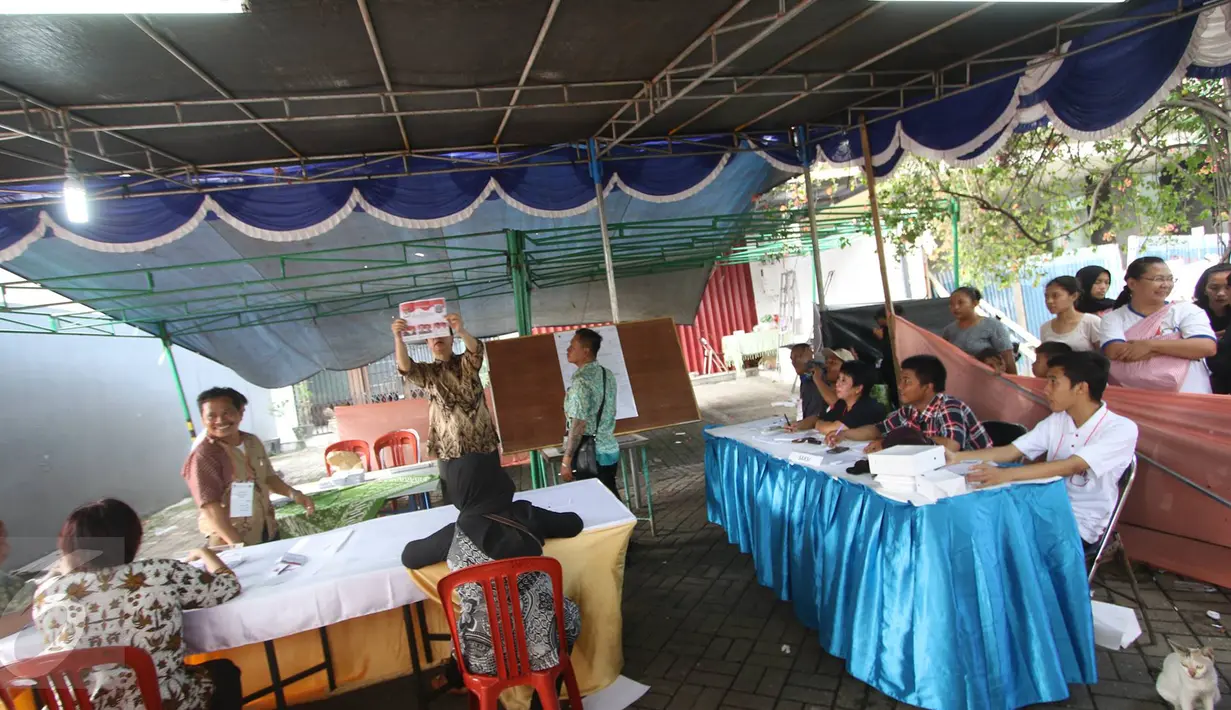 Suasana proses penghitungan surat suara Pilkada DKI 2017 di TPS 01, Pasar Baru, Jakarta, Rabu (15/2). Pilkada serentak dilaksanakan di 101 daerah termasuk DKI Jakarta. (Liputan6.com/Immanuel Antonius)