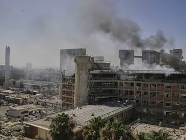Asap mengepul dari bangunan kompleks rumah sakit Soroka setelah dihantam rudal yang ditembakkan dari Iran di Be'er Sheva, Israel, Kamis, 19 Juni 2025. (AP Photo/Leo Correa)