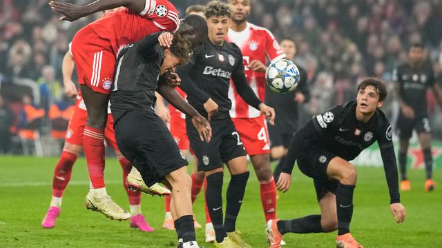 Aksi Dayot Upamecano (kiri) di laga Bayern vs Sporting CP di matchday 6 league phase Liga Champions 2025/2026 di Allianz Arena, Rabu (10/12/2025) dini hari WIB. (AP Photo/Matthias Schrader)