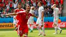 Ekspresi pemain Swiss, Xherdan Shaqiri, setelah mencetak gol balasan ke gawang Polandia pada babak 16 besar Piala Eropa 2016 di Stade Geoffroy-Guichard, Saint-Etienne, (25/6/2016). (Reuters/Yves Herman)
