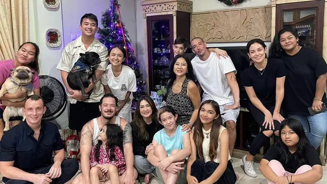 Zack Lee, Nafa Urbach dan Anak Rayakan Natal 2022