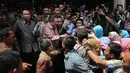 Usai memberikan kuliah umum, di depan tempat acara berlangsung sudah menunggu ratusan mahasiswa yang ingin berjabat tangan dengan SBY, Tangsel, Rabu (10/12/2014). (Liputan.com/Herman Zakharia)