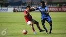 Pemain Persib, Yanto Basna mengawal ketat pemain Persija, Abrizal ‎Amanailo dalam laga pekan ke-10 Torabika Soccer Championship di Stadion GBLA, Bandung, Sabtu (16/7). Hingga babak pertama usai kedudukan bertahan tanpa gol. (Liputan6.com/Yoppy Renato)