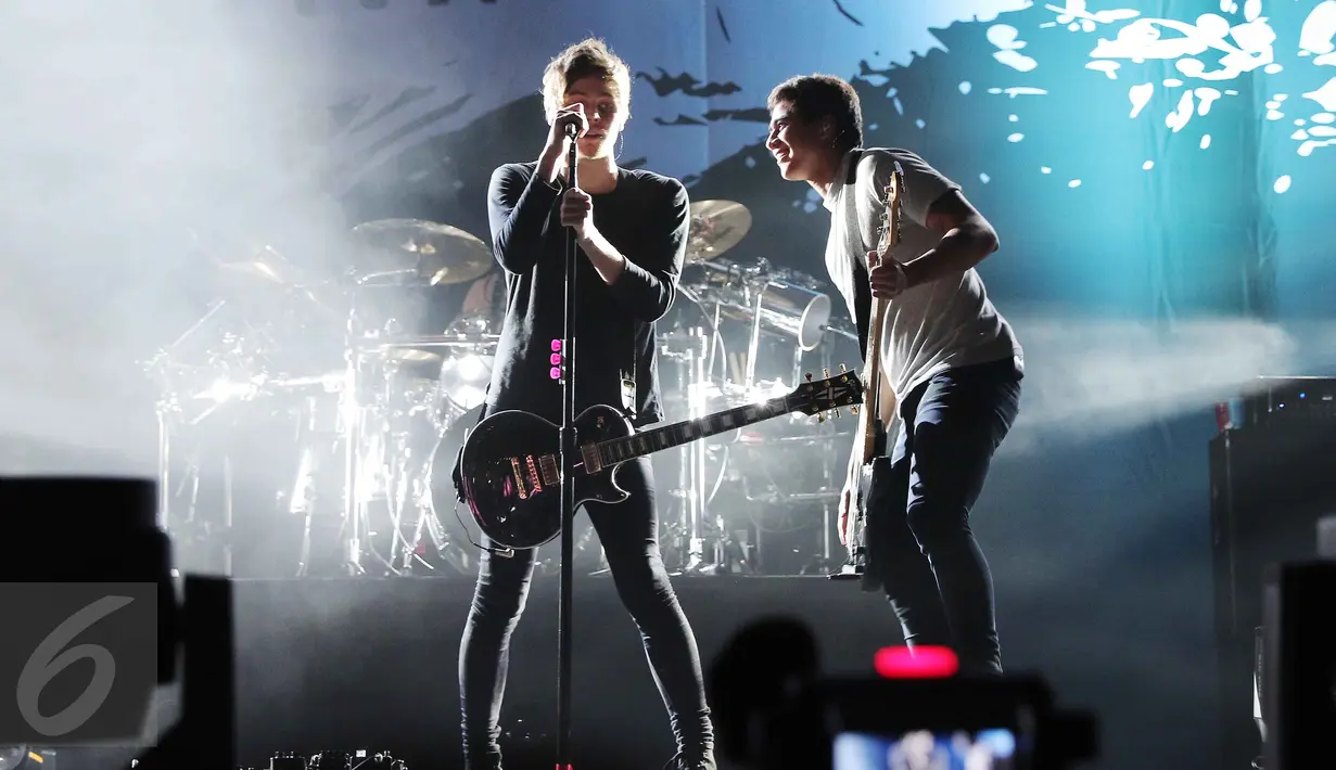 5 Seconds Of Summer saat tampil di ICE BSD, Tangerang Selatan, Sabtu (5/3/2016). Dalam Tour Sound Live Feels Lives Band 5 SOS asal Australia berhasil menghibur para fansnya yang berada di Indonesia. (Liputan6.com/Angga Yuniar)