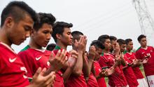 Para pemain Timnas Indonesia U-19 doa bersama usai laga ujicoba melawan PPLM di Lapangan NYTC Sawangan, Depok, Jawa Barat, Jumat (5/8/2016). Timnas Indonesia U-19 menang 3-0 atas PPLM. (Bola.com/Vitalis Yogi Trisna)