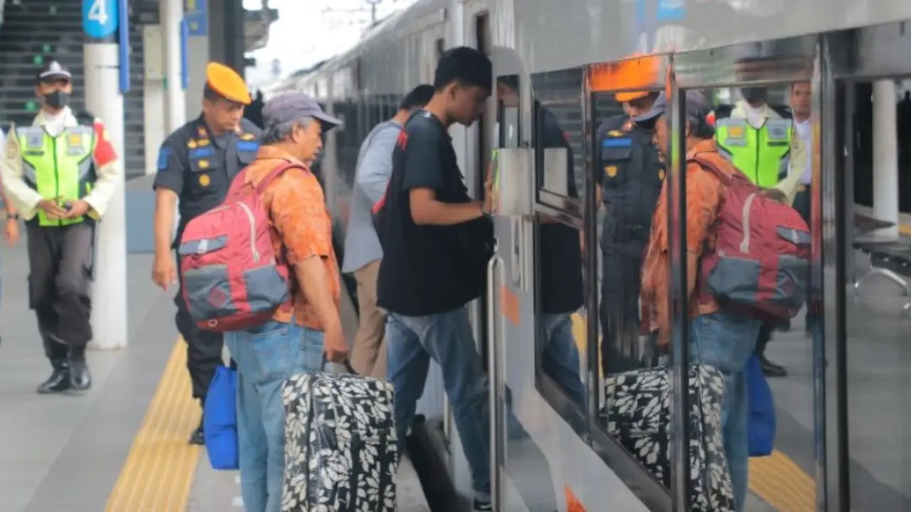 PT KAI (Persero) menetapkan keberangkatan Stasiun Gambir Berhenti Luar Biasa (BLB) di Stasiun Jatinegara.