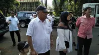 Menteri Pekerjaan Umum dan Perumahan Rakyat (PUPR) Basuki Hadimuljono menggunakan hak pilihnya di TPS 01, Kompleks Widya Chandra, Jakarta Selatan