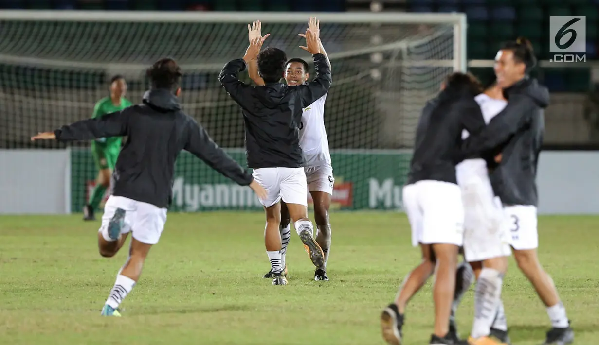 Pemain timnas U-19 Thailand berselebrasi setelah mengalahkan timnas Malaysia pada partai final Piala AFF U-18 2017 di Stadion Thuwunna, Myanmar (17/9). Tim Gajah Perang julukan Timnas Thailand– sukses mengempaskan Malaysia 2-0. (Liputan6.com/Yoppy Renato)