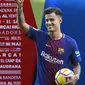 Philippe Coutinho saat menyapa fans pada sesi perkenalan di Camp Nou stadium, Barcelona, Spain, (8/01/2018). Coutinho bergabung dengan Barcelona dari Liverpool dengan nilai transfer sebesar 160 juta euro. (AFP/Lluis Gene)