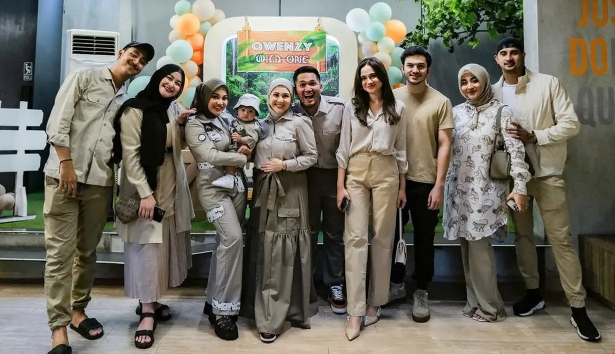 Aurel Hermansyah juga hadir dalam acara tersebut. Mereka terlihat memakai busana dengan warna senada. Tampak pula Rizky Nazar yang menemani sang kekasih, Syifa Hadju. Meski formasinya tidak lengkap, alias ada beberapa anggota geng Mamayu yang tidak datang, namun tidak mengurangi kebahagiaan dari Kesha Ratuliu. (Liputan6.com/IG/@shaniaindryn)