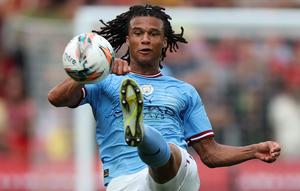 Nathan Ake. Bek tengah Belanda berusia 27 tahun ini sejatinya adalah produk akademi Chelsea yang disia-siakan saat promosi ke tim senior. Ia dilepas Chelsea ke AFC Bournemouth pada awal musim 2017/2018 dan akhirnya menjadi milik Manchester City sejak 2 musim lalu. Dua musim bersama The Citizens, Nathan Ake masih kesulitan mendapatkan menit bermain dan hal ini diendus Chelsea untuk memulangkannya di bursa transfer musim panas 2022/2023. Nyatanya, sang pemain menolak tawaran Chelsea dan memilih bertahan di Etihad Stadium. (AFP/Nigel Roddis)