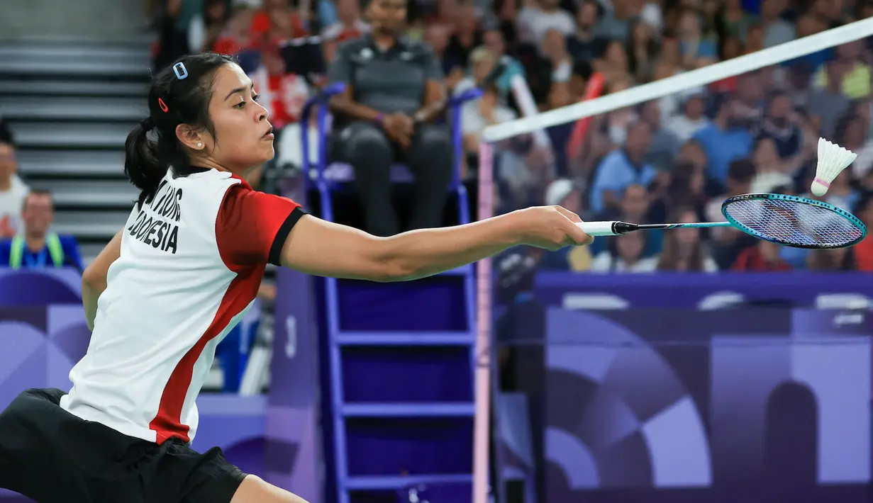 <p>Pebulutangkis Indonesia, Gregoria Mariska Tunjung berusaha menempatkan bola di depan net saat menghadapi wakil Republik Ceska, Tereza Svabikova pada laga terakhir Grup G nomor tunggal putri cabor bulutangkis Olimpiade Paris 2024 di Porte de la Chapelle Arena, Paris, Rabu (31/7/2024). Gregoria Mariska Tunjung menang straight-game 21-12, 21-18. (Dok. NOC Indonesia/Naif Muhammad Al'as)</p>