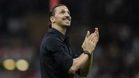 Pidato haru Ibrahimovic yang biasanya terlihat garang langsung disambut haru dan membuat banyak warganet terenyuh, termasuk para fans di tribun dan beberapa rekan setimnya, seperti Sandro Tonali. (AP Photo/Antonio Calanni)