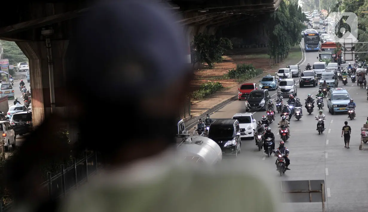 Kepadatan arus kendaraan saat melintas di by pass Jalan Ahmad Yani, Jakarta, Rabu (13/5/2020). Jumlah kendaraan pribadi mulai kembali meningkat hingga menyebabkan kepadatan arus lalu lintas di sejumlah jalan Ibu Kota meski penerapan PSBB masih berlangsung. (merdeka.com/Iqbal S. Nugroho)