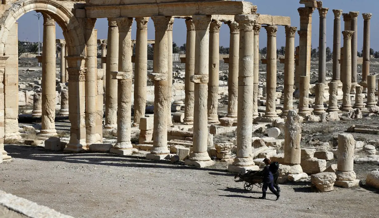 Pemandangan reruntuhan kota kuno Palmyra di Provinsi Homs, Suriah, 7 Februari 2021. Suriah memiliki enam situs yang terdaftar dalam daftar elite warisan dunia UNESCO dan semuanya mengalami kerusakan dalam perang 10 tahun. (LOUAI BESHARA/AFP)