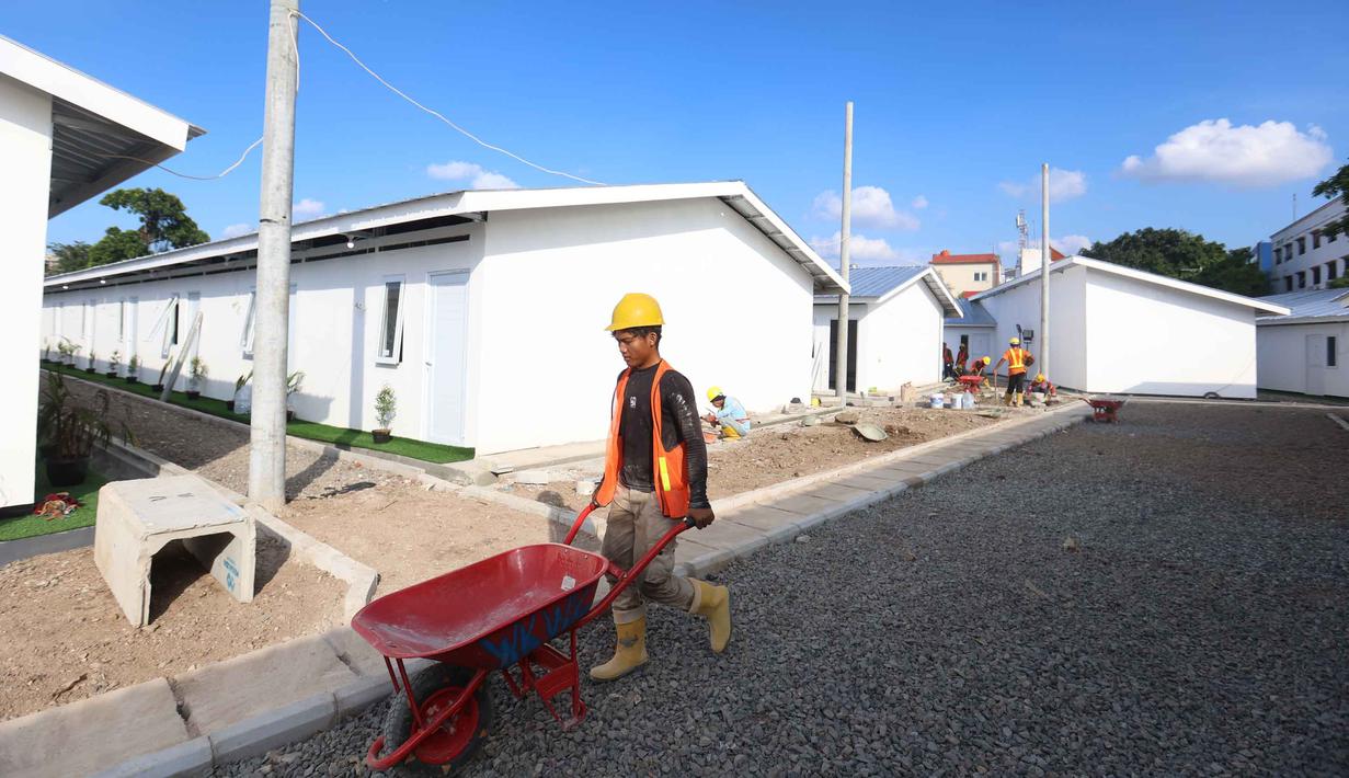 Hunian sementara (Huntara) yang dibangun di atas lahan milik PT Angkasa Pura Indonesia ditargetkan akan diserah terimakan pada Juni 2026. Tampak dalam foto, aktivitas pekerja menyelesaikan Hunian Sementara (Huntara) di kawasan Kramat Raya, Senen, Jakarta Pusat, Jumat (24/4/2026). (Kapanlagi.com/Budy Santoso)