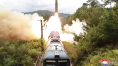 Rudal diluncurkan dari kereta api saat uji coba di lokasi yang dirahasiakan Korea Utara pada 15 September 2021. Korea Utara mengatakan pihaknya berhasil meluncurkan rudal balistik dari kereta api untuk pertama kalinya. (Korean Central News Agency/Korea News Service via AP)