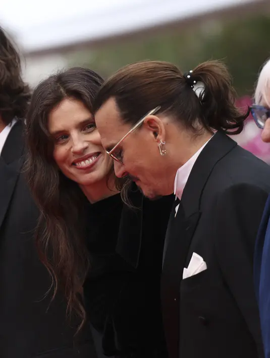 <p>Kehadiran Johnny Depp pada acara tersebut rupanya disambut meriah oleh hadirin yang datang. (Photo by Vianney Le Caer/Invision/AP)</p>