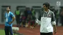 Pelatih Persija, Stefano Cugurra memberi arahan pada pemainnya saat melawan Sriwijaya FC dilanjutan Liga 1 Indonesia di Stadion Wibawa Mukti, Cikarang Kab Bekasi, Jumat (16/6). Persija unggul 1-0. (Liputan6.com/Helmi Fithriansyah)