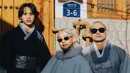 BCL dan Tiko pun tampak melengkapi tampilannya dengan kacamata hitam. Gaya keluarga ini mengenakan hanbok memiliki vibes keluarga kerajaan. [@itsmebcl]