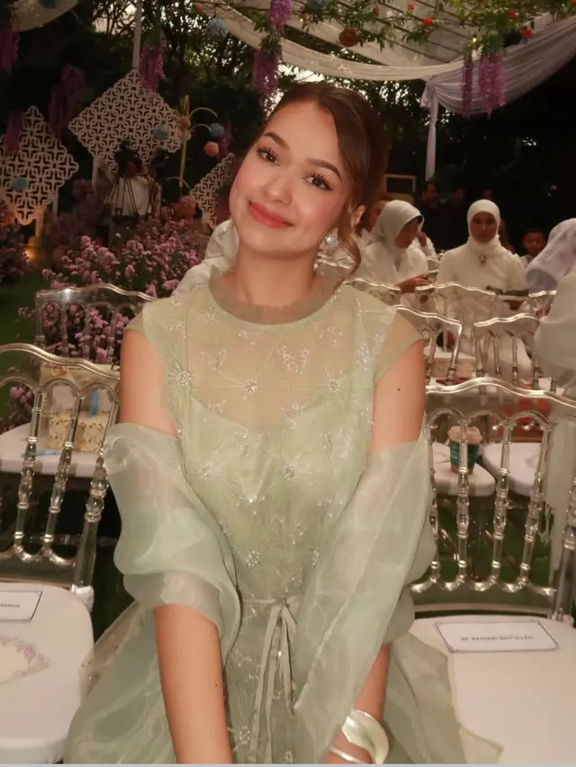 Rebbeca Klopper di Siraman dan Pengajian Syifa Hadju. [@rklopper]