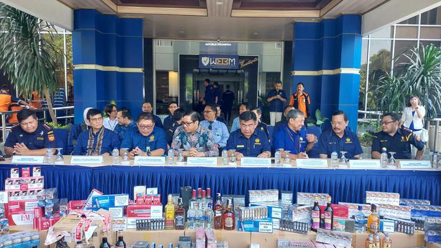 Direktorat Jenderal Bea dan Cukai Kementerian Keuangan memusnahkan ribuan liter minuman keras (miras) ilegal dan jutaan batang rokok ilegal. Potensi kerugian negara dari barang tanpa cukai ini ditaksir Rp 10.045.053.464.