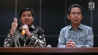 Ketua SC Piala Presiden 2018, Maruarar Sirait (kiri) bersama Dirut PPKGBK. Winarto memberi keterangan terkait permasalahan pasca pelaksanaan final turnamen Piala Presiden 2018 di Stadion GBK, Jakarta, Senin (19/2). (Liputan6.com/Helmi Fithriansyah)