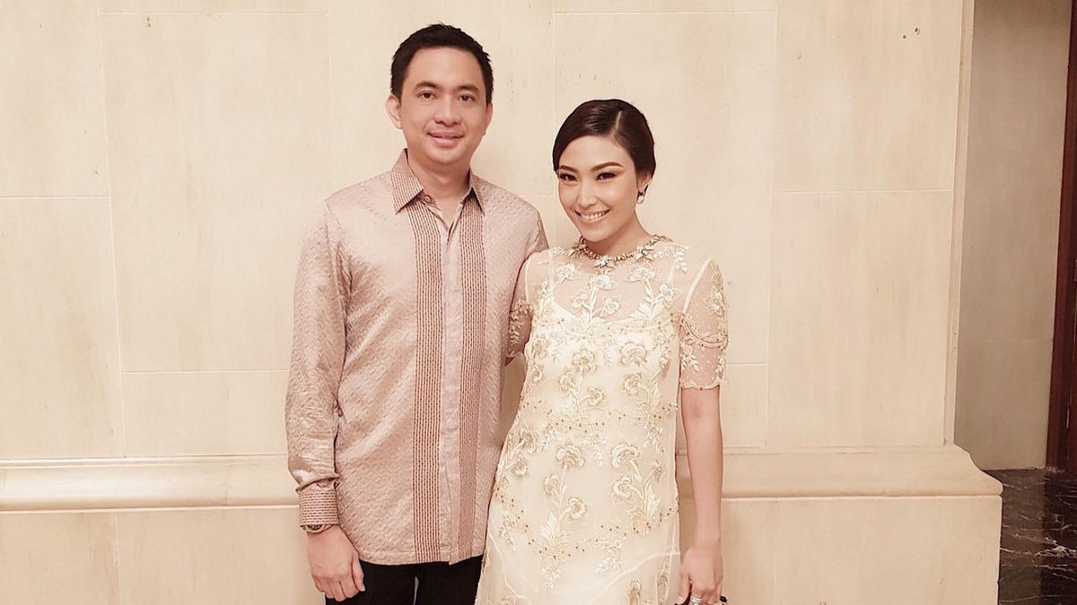 Dilanda Kecemasan, Momen Ayu Dewi Antar Suami Dini Hari ke IGD Karena Demam Tinggi
