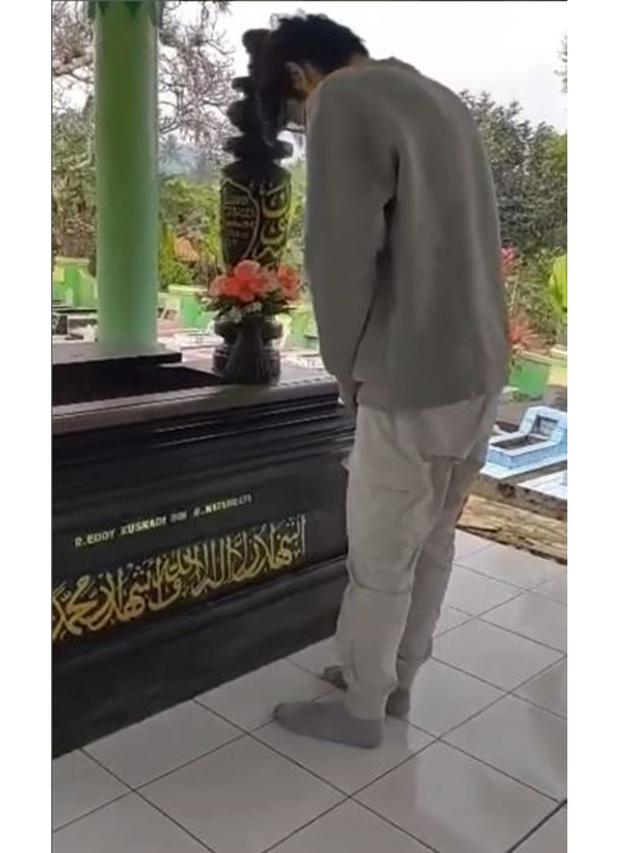 Rilis Ulang 'Seberkas Sinar', Ini 6 Potret Kiesha Alvaro Ziarah ke Makam Nike Ardilla