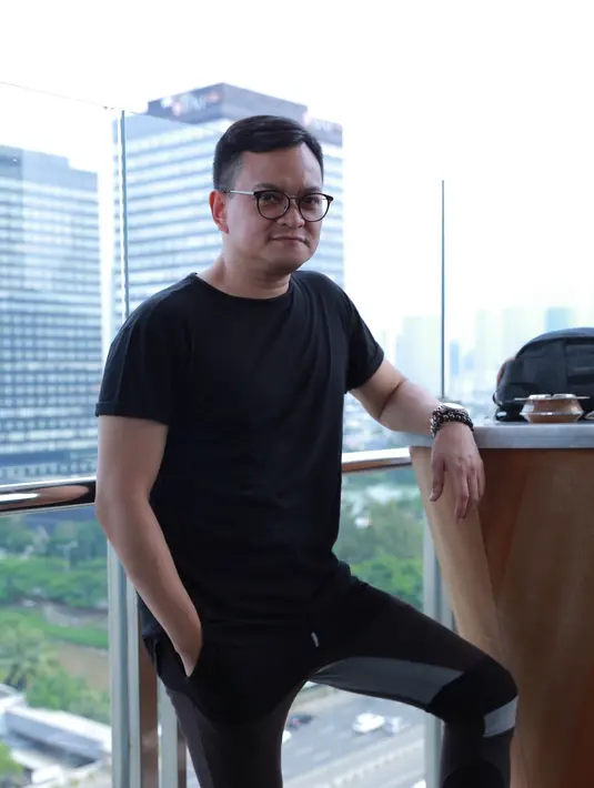 Lelaki yang sekarang juga menekuni bisnis clothing line ini juga memberi banyak masukan bagi para personelnya. (Galih W. Satria/Bintang.com)
