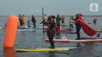 Komunitas kayak dan stand up paddle beraksi pada pembukaan Kasal CUP 2021 di Pantai Festival Ancol, Jakarta, Sabtu (27/11/2021). Kegiatan tersebut mempertandingkan berbagai jenis olahraga air seperti selam, renang, dayung, layar, jetski, dan ski air. (merdeka.com/Imam Buhori)