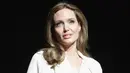 “Angelina Jolie kembali lagu ke perjalanan Internasional dengan anak-anaknya sejak berpisah dengan Brad dan itu menjadi kehidupan yang tersulit bagi Jolie,” ucap sumber. (AFP/Bintang.com)