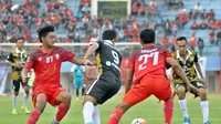 Persis Solo meraih tiga poin penuh usai mengalahkan Persika Karawang 3-0 di Stadion Manahan, Solo, Minggu (31/7/2016). (Bola.com/Romi Syahputra)