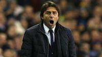 Manajer Chelsea, Antonio Conte, memberikan instruksi kepada anak asuhnya saat melawan Tottenham di Stadion White Hart Lane, Inggris, Rabu (4/1/2017). (AFP/Adrian Dennis)