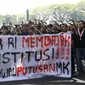 Ratusan massa aksi mahasiswa di Malang berunjukrasa menolak revisi UU Pilkada di depan DPRD Kota Malang pada Kamis, 22 Agustus 2024 (Liputan6.com/Zainul Arifin)