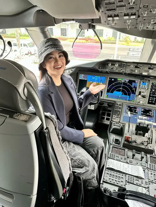 Suami Fitri Carlina, Hendra Sumendap menjadi pilot pesawat yang melintasi zona perang. Hal tersebut tentu membuat sang istri khawatir. Suami pelantun lagu ABG Tua itu melintasi rute negara Arab seperti Lebanon, Yordania dan Palestina. [Instagram/fitricarlina]