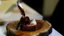 Makanan hasil olahan Chef Christopher Sayegh yang menggunakan ekstrak ganja di Restoran Los Angeles, AS (29/4). (Reuters/ Mario Anzuoni)