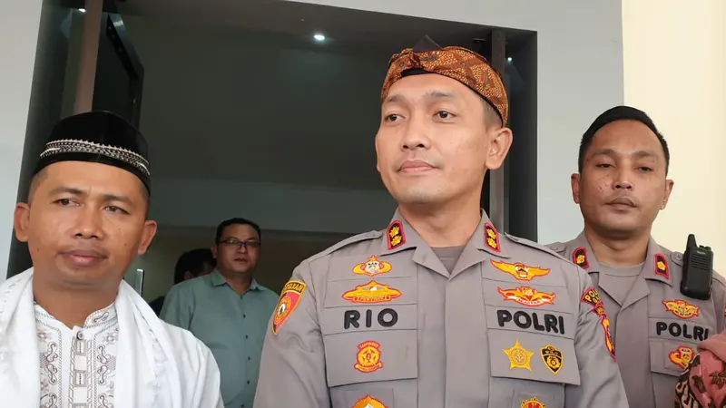 Kapolres Garut AKBP Rio Wahyu Anggoro, selepas memberikan pembinaan kepada belasan anak berandal kawanan bermotor di Aula Mumun, Mapolres Garut, Kamis (12/1/2023). (Liputan6.com/Jayadi Supriadin)