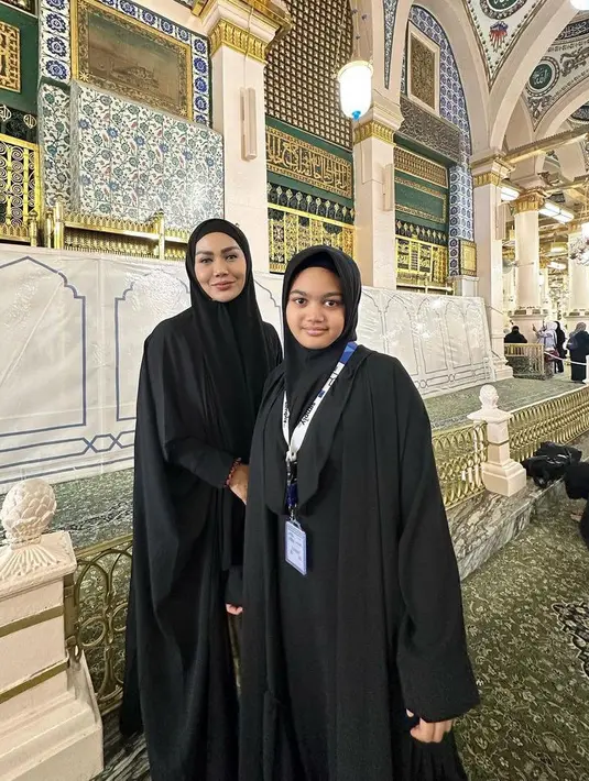 Sampai di tanah suci, ibu dan anak ini kompak mengenakan pakaian serba hitamnya.  [@krisdayantilemos]