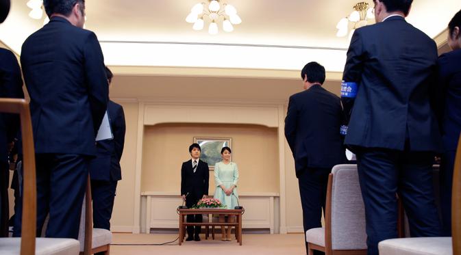 Putri Mako dan Komuro ketika mengumumkan pertunangan mereka kepada awak media di Akasaka East Residence, Tokyo, Jepang, (3/9). Demi bisa dinikahi Komuro, Putri Mako harus kehilangan status keluarga kerajaan. (AFP Photo/Pool/Shizuo Kambayashi)