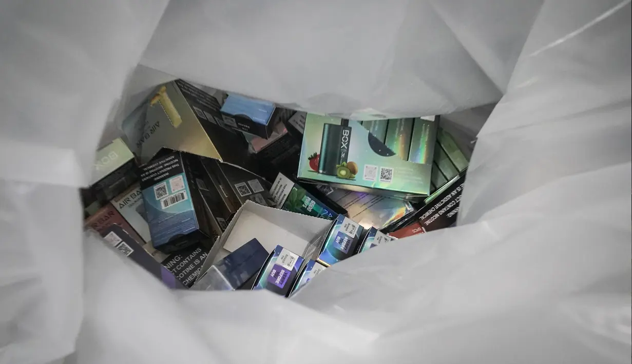 Produk vaping dimasukkan ke dalam kantong dan disita di sebuah toko tembakau oleh anggota New York Sheriff's Joint Compliance Task Force (SJCTF), di New York, Rabu 27 September 2023. (AP Photo/Bebeto Matthews)