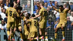 Eberechi Eze maju sebagai penendang bebas yang tak jauh dari kotak penalti. Tendangannya berhasil melewati pagar betis dan menjebol gawang The Blues yang dijaga oleh Robert Sánchez. (AFP/Justin Tallis)