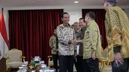 Presiden Joko Widodo menyalami para Pimpinan DPR di Kantor Presiden, Jakarta, Senin (18/5/2015). Kedatangan DPR untuk mengajukan usulan revisi UU No. 1 Tahun 2015 tentang Pemilihan Gubernur, Bupati, dan Wali Kota. (Liputan6.com/Faizal Fanani)