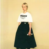 Alexander McQueen menginvasi koleksi terbarunya Grafitti McQueen di Ibukota mode seperti trotoar di London, trem di Milan, sampai taksi di New York, dan gedung di Paris yang bisa ditonton lewat kampanye dengan film pendek. (Foto: Alexander McQueen)